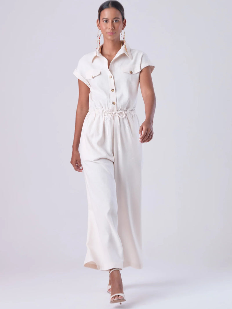 Diseñado para brindar estructura sin perder comodidad, este enterizo combina una silueta relajada con una cintura ajustable que define la figura. Con cuello camisero, mangas cortas con doblez y perilla de botones, es una pieza versátil ideal para días de oficina con estilo o salidas casuales sofisticadas. Su caída fluida y el diseño minimalista lo convierten en un esencial contemporáneo.

Detalles:

Color: Natural