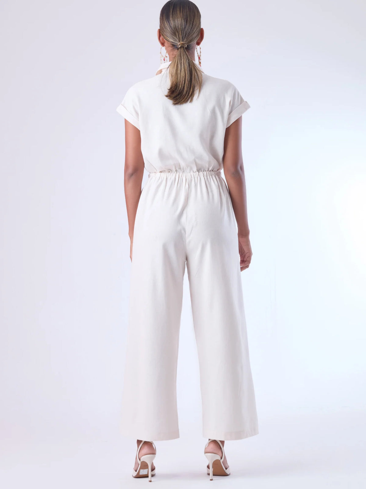 Diseñado para brindar estructura sin perder comodidad, este enterizo combina una silueta relajada con una cintura ajustable que define la figura. Con cuello camisero, mangas cortas con doblez y perilla de botones, es una pieza versátil ideal para días de oficina con estilo o salidas casuales sofisticadas. Su caída fluida y el diseño minimalista lo convierten en un esencial contemporáneo.

Detalles:

Color: Natural