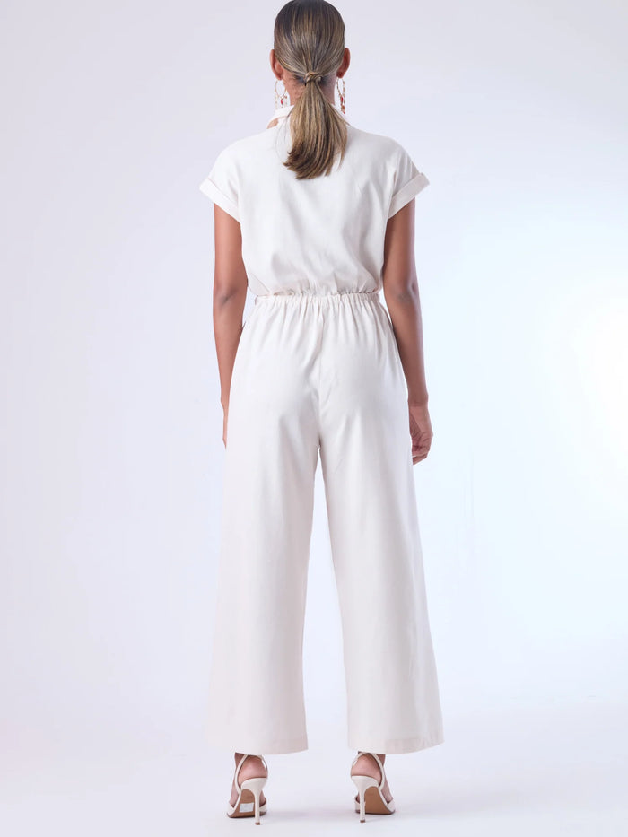 Diseñado para brindar estructura sin perder comodidad, este enterizo combina una silueta relajada con una cintura ajustable que define la figura. Con cuello camisero, mangas cortas con doblez y perilla de botones, es una pieza versátil ideal para días de oficina con estilo o salidas casuales sofisticadas. Su caída fluida y el diseño minimalista lo convierten en un esencial contemporáneo.

Detalles:

Color: Natural