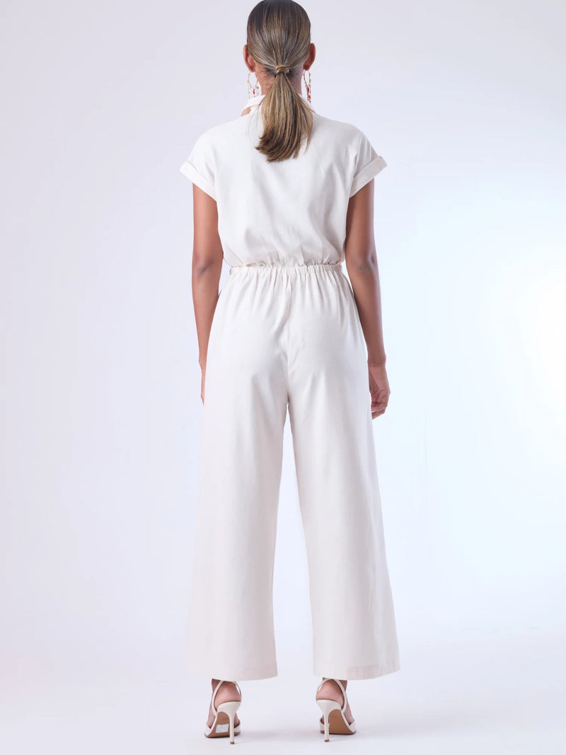 Diseñado para brindar estructura sin perder comodidad, este enterizo combina una silueta relajada con una cintura ajustable que define la figura. Con cuello camisero, mangas cortas con doblez y perilla de botones, es una pieza versátil ideal para días de oficina con estilo o salidas casuales sofisticadas. Su caída fluida y el diseño minimalista lo convierten en un esencial contemporáneo.

Detalles:

Color: Natural