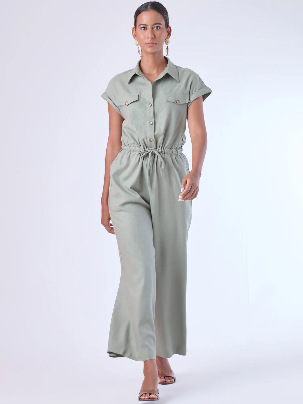 Diseñado para brindar estructura sin perder comodidad, este enterizo combina una silueta relajada con una cintura ajustable que define la figura. Con cuello camisero, mangas cortas con doblez y perilla de botones, es una pieza versátil ideal para días de oficina con estilo o salidas casuales sofisticadas. Su caída fluida y el diseño minimalista lo convierten en un esencial contemporáneo.

Detalles:

Color: Olivo