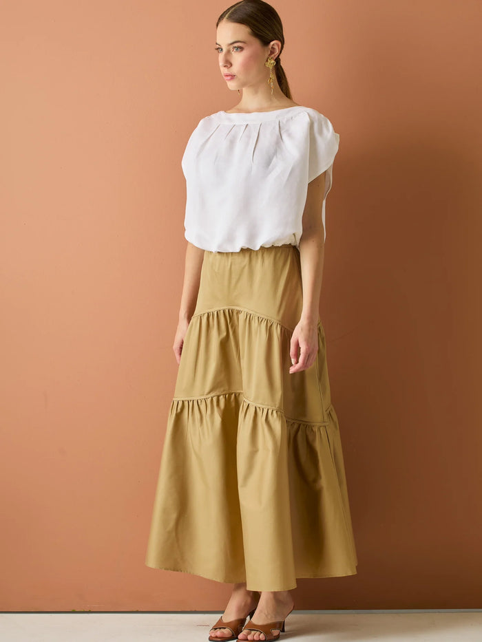 Falda larga con diseño&nbsp; de volantes suaves que aportan movimiento y volumen. Su silueta amplia y estructura liviana la hacen perfecta para un look relajado y sofisticado, ideal para combinar con blusas ligeras y crear estilismos con encanto natural.

Detalles:

Color: Camel