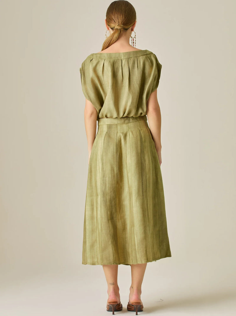 Falda midi de tiro alto con caída suave y ligera amplitud, ideal para un estilo elegante y natural. Su diseño atemporal y versátil la convierte en una prenda clave para crear looks sofisticados con un aire relajado.

Color: Camel

Material: 75%Tencel 25% Lino.