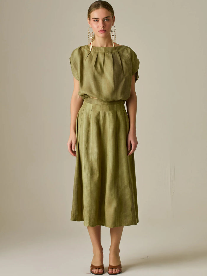 Falda midi de tiro alto con caída suave y ligera amplitud, ideal para un estilo elegante y natural. Su diseño atemporal y versátil la convierte en una prenda clave para crear looks sofisticados con un aire relajado.

Color: Camel

Material: 75%Tencel 25% Lino.
