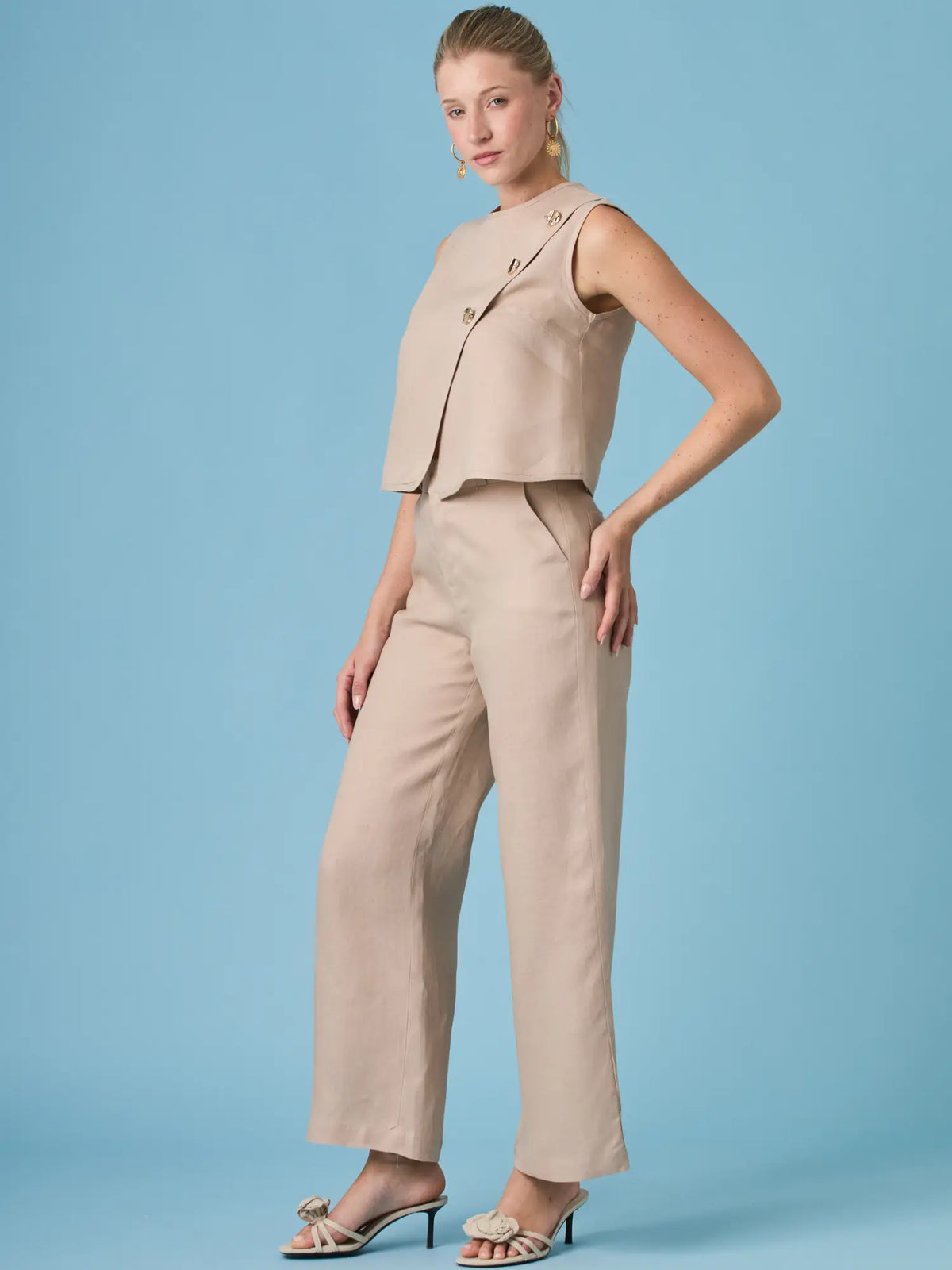 Pantalón Aston Nude de moda contemporánea con corte amplio y acabado elegante. Ideal para crear conjuntos monocromáticos o looks neutros de tendencia.
