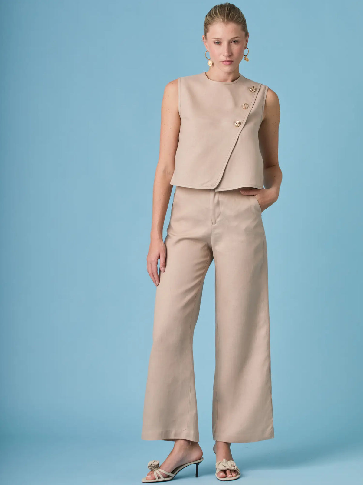 Pantalón Aston Nude elegante con pierna ancha y caída fluida. Ideal para estilizar la figura y crear outfits sofisticados y atemporales tanto de día como de noche.