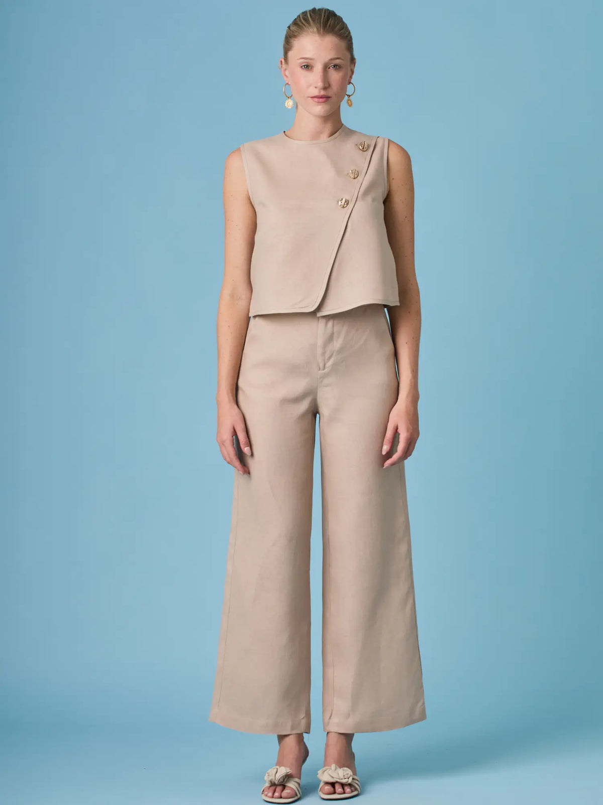 Pantalón largo Aston Nude para mujer con corte recto y silueta elegante. Su diseño minimalista en tono neutro lo convierte en una prenda esencial para looks formales o casual chic.