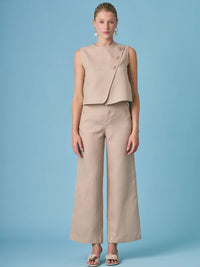Pantalón largo Aston Nude para mujer con corte recto y silueta elegante. Su diseño minimalista en tono neutro lo convierte en una prenda esencial para looks formales o casual chic.