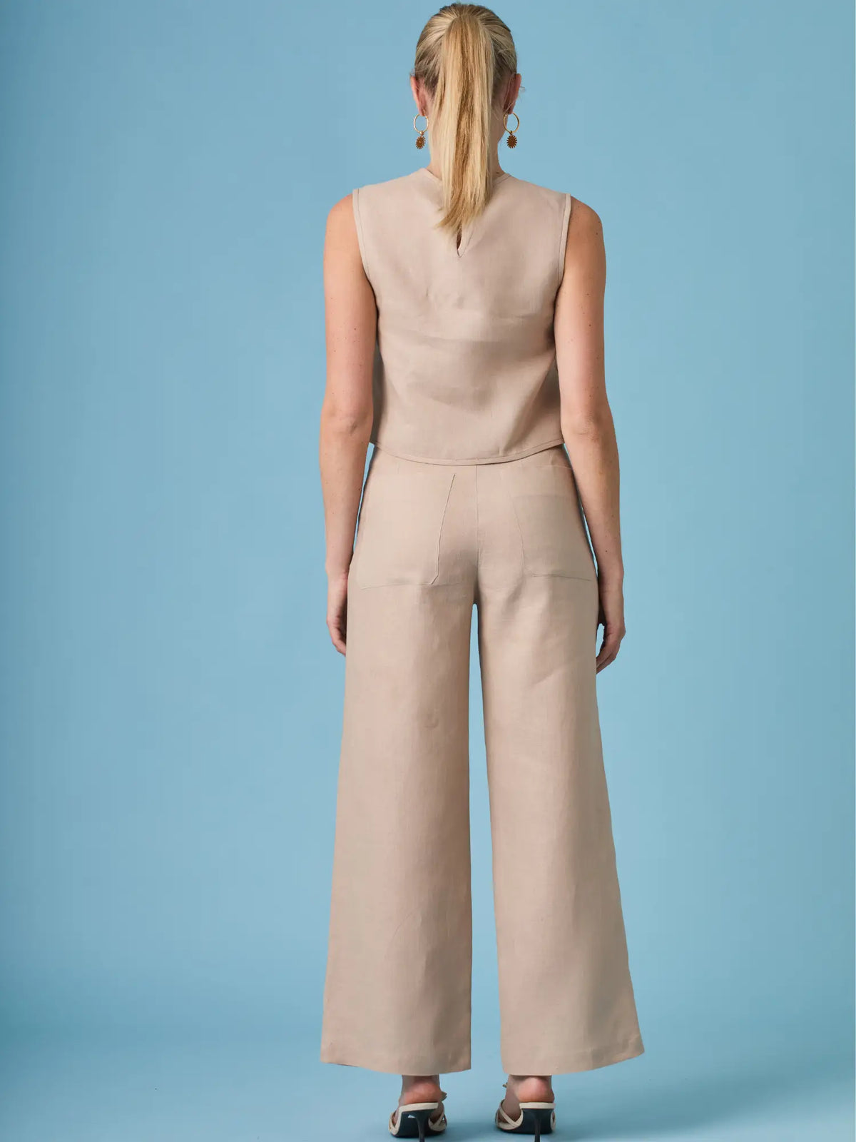 Pantalón largo Aston Nude elegante y funcional, diseñado para adaptarse a looks formales y casuales. Su diseño atemporal lo convierte en un básico imprescindible.