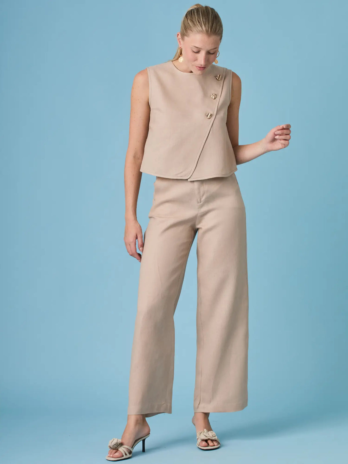 Pantalón largo Aston Nude moderno y versátil, confeccionado para ofrecer una silueta estilizada. Una prenda clave para armarios contemporáneos y sofisticados.