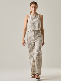 Pantalón de tiro alto con silueta recta y caída fluida. El bordado floral en contraste y el ruedo ondulado elevan su diseño, perfecto para un look fresco y elegante.

Detalles:

Color: Sand

Material: 70% Poliéster 15% Rayón 15% Lino
