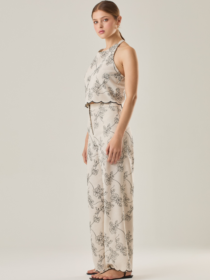 Pantalón de tiro alto con silueta recta y caída fluida. El bordado floral en contraste y el ruedo ondulado elevan su diseño, perfecto para un look fresco y elegante.

Detalles:

Color: Sand

Material: 70% Poliéster 15% Rayón 15% Lino

Cuidado: Lavar a mano con jabón suave, por separado.No dejar en remojo. Planchar a temperatura alta.