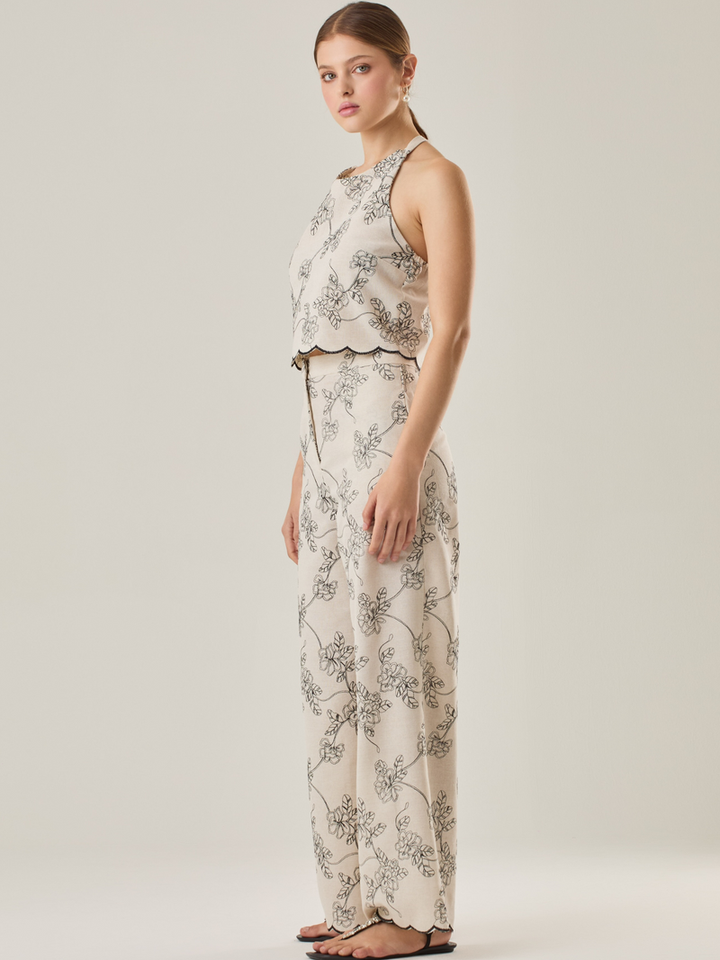 Pantalón de tiro alto con silueta recta y caída fluida. El bordado floral en contraste y el ruedo ondulado elevan su diseño, perfecto para un look fresco y elegante.

Detalles:

Color: Sand

Material: 70% Poliéster 15% Rayón 15% Lino

Cuidado: Lavar a mano con jabón suave, por separado.No dejar en remojo. Planchar a temperatura alta.