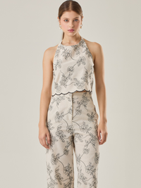 Pantalón de tiro alto con silueta recta y caída fluida. El bordado floral en contraste y el ruedo ondulado elevan su diseño, perfecto para un look fresco y elegante.

Detalles:

Color: Sand

Material: 70% Poliéster 15% Rayón 15% Lino 