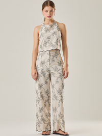 Pantalón de tiro alto con silueta recta y caída fluida. El bordado floral en contraste y el ruedo ondulado elevan su diseño, perfecto para un look fresco y elegante.

Detalles:

Color: Sand

Material: 70% Poliéster 15% Rayón 15% Lino
