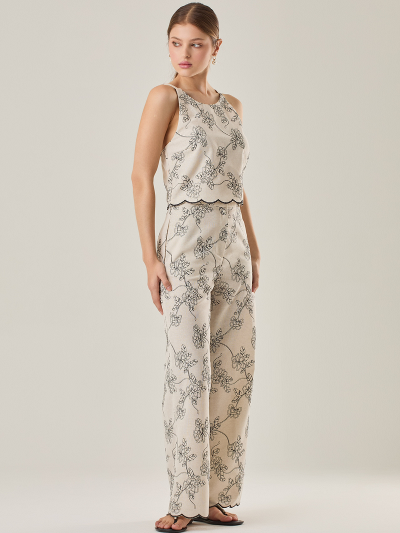 Pantalón de tiro alto con silueta recta y caída fluida. El bordado floral en contraste y el ruedo ondulado elevan su diseño, perfecto para un look fresco y elegante.

Detalles:

Color: Sand

Material: 70% Poliéster 15% Rayón 15% Lino

Cuidado: Lavar a mano con jabón suave, por separado.No dejar en remojo. Planchar a temperatura alta.