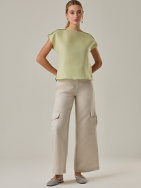 Pantalón amplio de tiro alto con bolsillos tipo cargo a los costados. Incluye cinturón del mismo tono con hebilla decorativa. Su silueta estructurada y el tono neutro lo convierten en una prenda versátil para looks casuales o sofisticados.

Color: Ivory