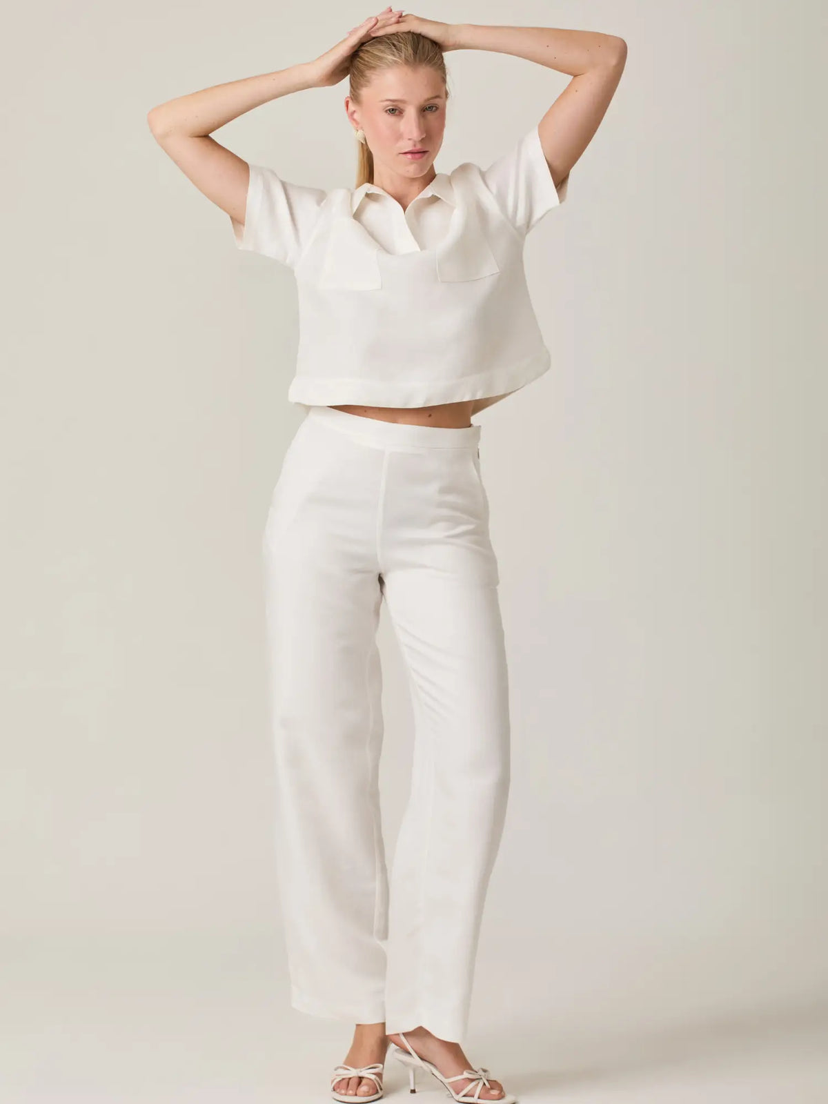 Pantalón largo blanco para mujer con corte recto y acabado minimalista. Diseñado para brindar comodidad y sofisticación, es perfecto para outfits frescos y atemporales, ideal tanto para el día a día como para ocasiones especiales.