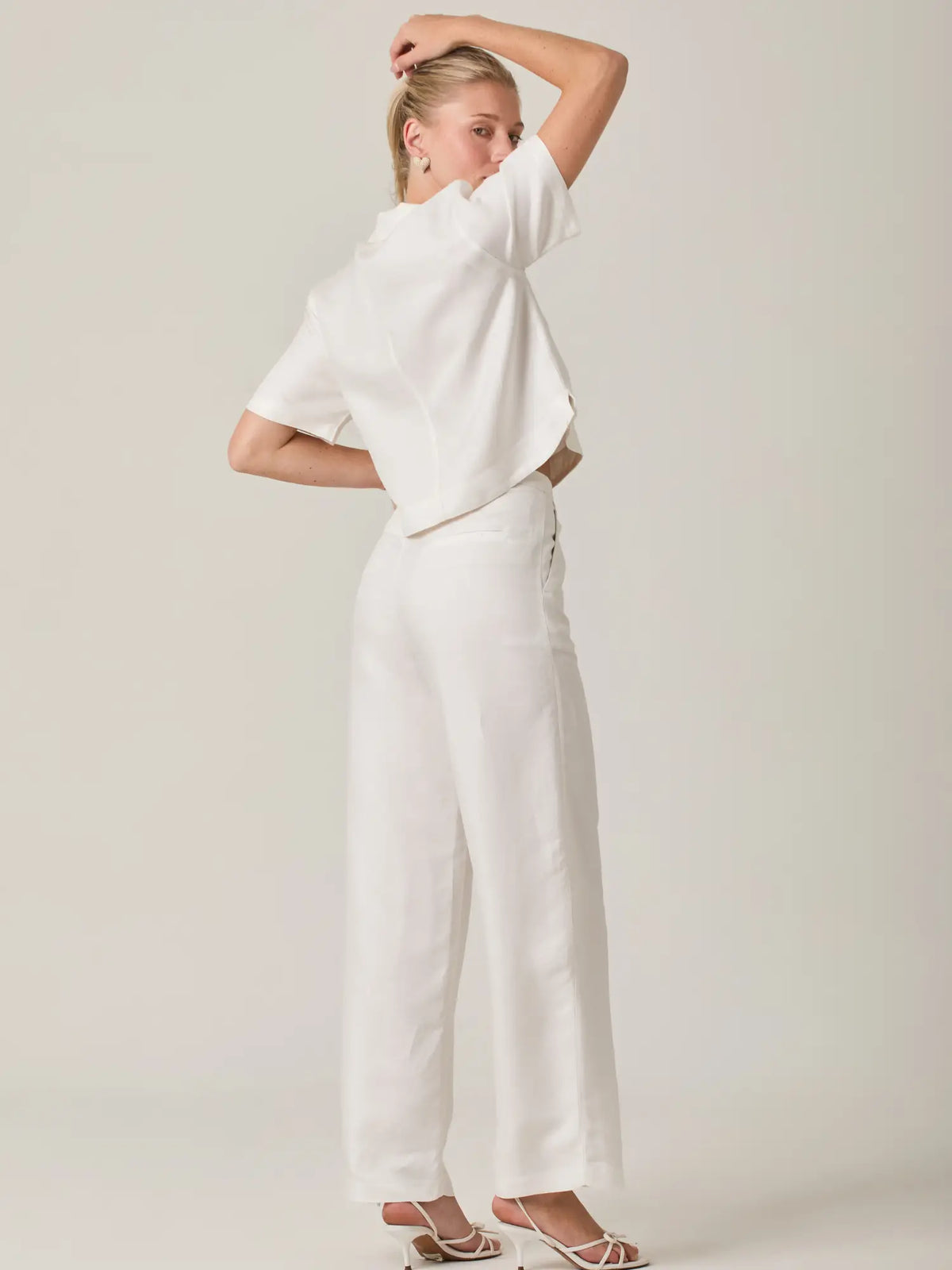 Pantalón largo blanco de estilo elegante y minimalista, ideal para crear looks pulidos y sofisticados. Su silueta recta y diseño atemporal lo hacen perfecto para combinar con blusas estructuradas o prendas más relajadas.