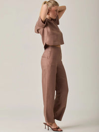 Pantalon largo cafe de estilo elegante y minimalista que aporta equilibrio entre comodidad y sofisticacion. Su silueta recta permite un ajuste favorecedor, ideal para outfits formales, casuales o de uso diario.