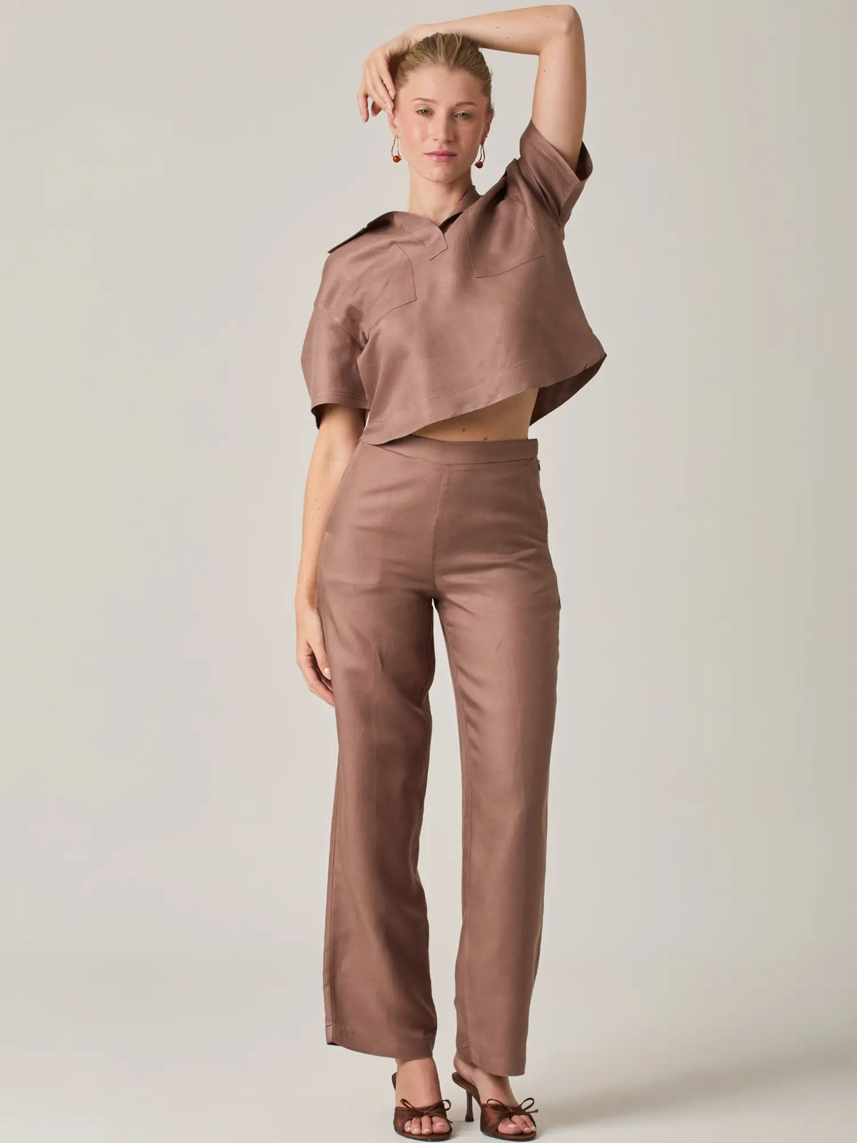 Pantalon largo cafe para mujer con corte recto y acabado elegante. Diseñado para brindar comodidad y estilo, es perfecto para combinar con blusas estructuradas o tops relajados, logrando outfits modernos y atemporales.