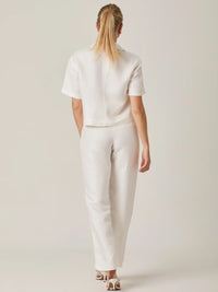 Pantalón largo para mujer en color blanco con estética minimal y corte recto. Pensado para quienes buscan una prenda funcional, elegante y fácil de adaptar a diferentes ocasiones, desde looks casuales hasta formales.