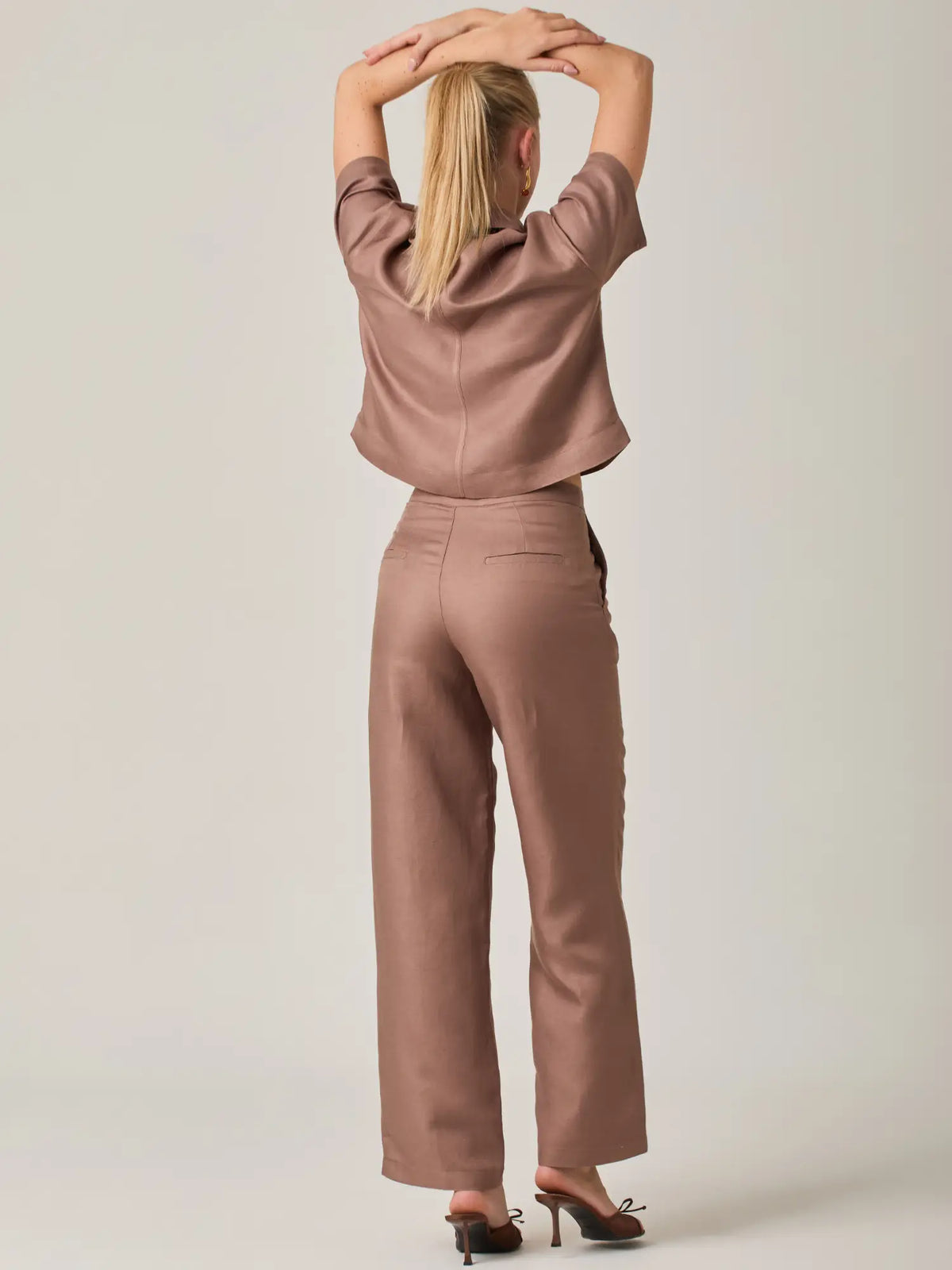 Pantalon largo cafe con estetica minimalista y corte recto que realza la figura. Una prenda funcional y elegante, perfecta para combinar con prendas de la coleccion y crear outfits sobrios y actuales.