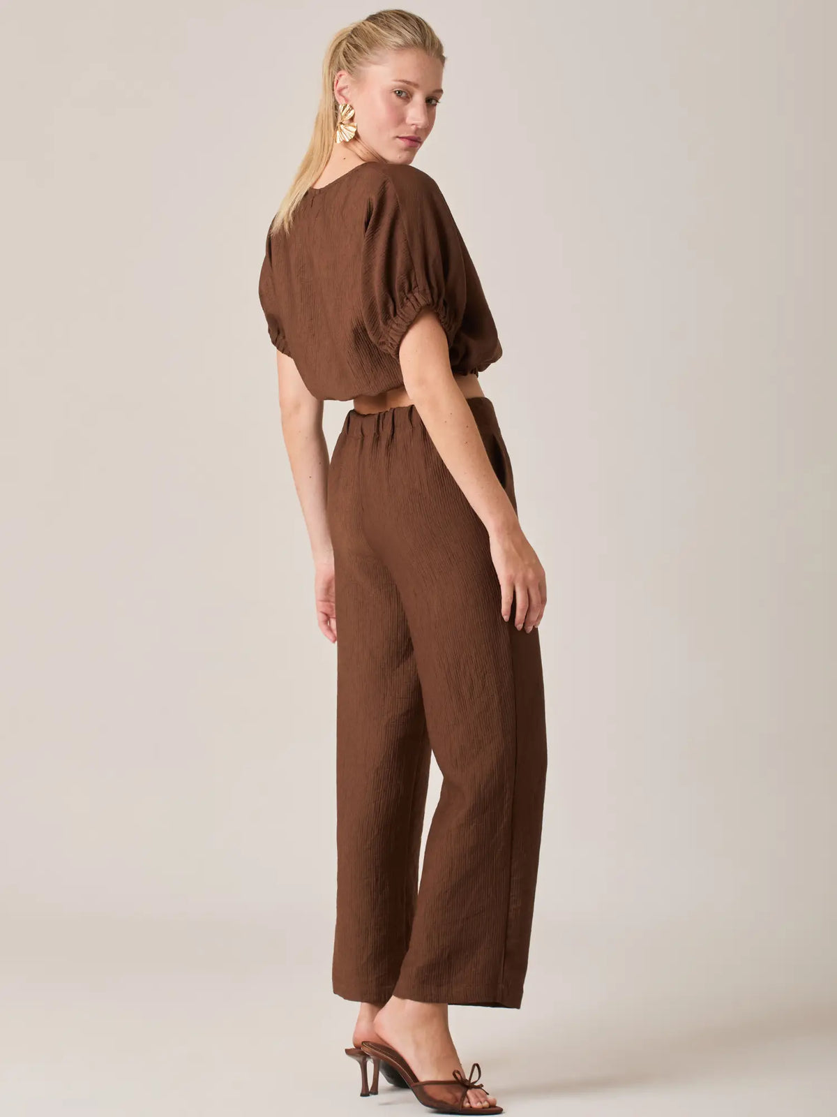 Este pantalón largo café combina funcionalidad y estilo en una sola prenda. El Pantalón Largo Agostina Café es ideal para uso diario, oficina o eventos casuales.