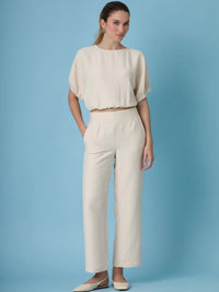 Pantalon largo sand con diseño atemporal que trasciende temporadas. Una prenda clave para construir outfits elegantes y funcionales, ideal para combinar con sandalias, flats o tacones segun la ocasion.