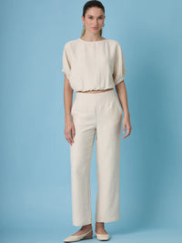 Pantalon largo sand para mujer con diseño limpio y sofisticado, ideal para crear looks elegantes y atemporales. Su silueta recta estiliza la figura y lo convierte en una prenda versatil para outfits casuales, de oficina o eventos de dia.