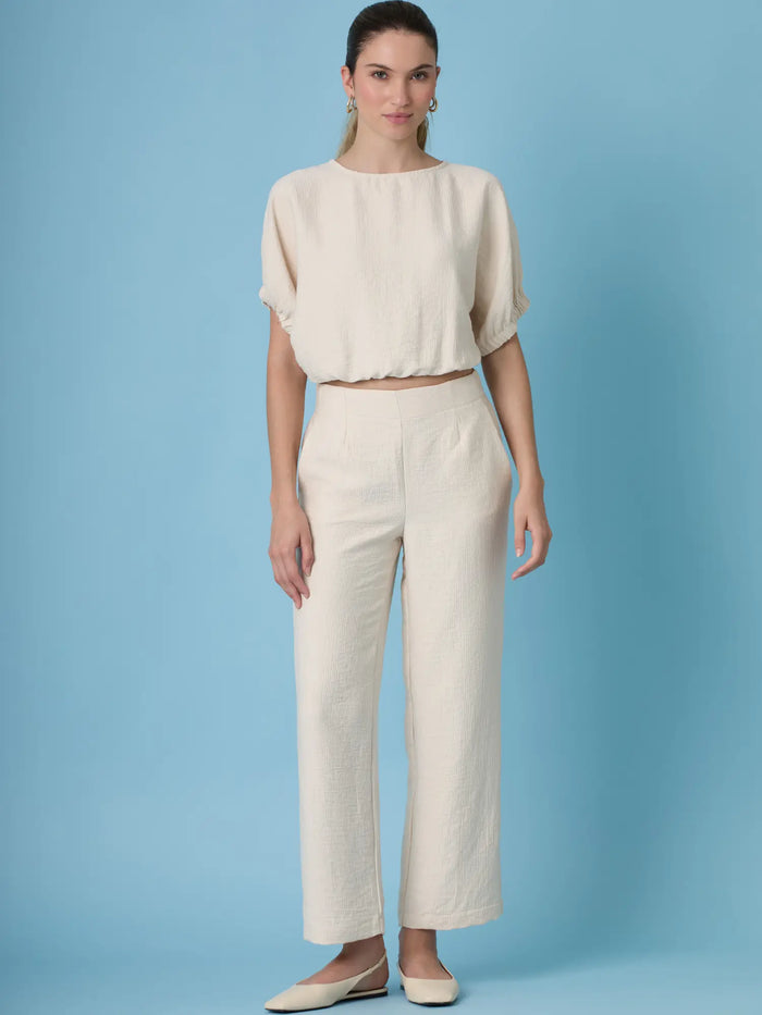 Pantalon largo sand para mujer con diseño limpio y sofisticado, ideal para crear looks elegantes y atemporales. Su silueta recta estiliza la figura y lo convierte en una prenda versatil para outfits casuales, de oficina o eventos de dia.