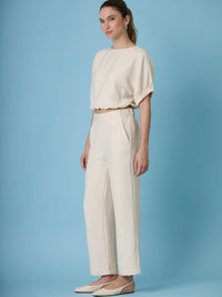 Pantalon largo para mujer en color sand con una estetica minimalista y elegante. Su diseño sobrio permite crear outfits monocromaticos o contrastantes, ideal para quienes buscan un pantalonsand versatil y facil de combinar.