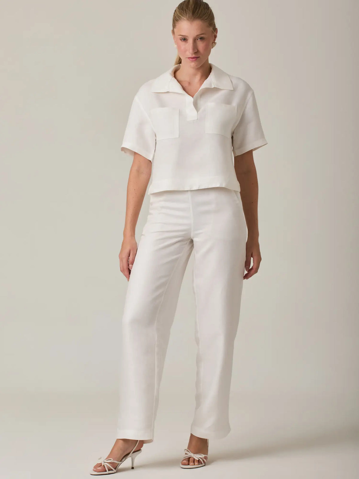 Pantalón largo blanco con diseño atemporal que destaca por su versatilidad y comodidad. Una prenda clave para armar outfits monocromáticos o contrastados, ideal para climas cálidos y estilos modernos.