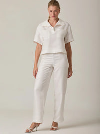 Pantalón largo blanco con diseño atemporal que destaca por su versatilidad y comodidad. Una prenda clave para armar outfits monocromáticos o contrastados, ideal para climas cálidos y estilos modernos.