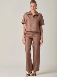 Pantalon largo para mujer en color cafe con corte recto y silueta limpia que estiliza la figura. Su diseño minimalista lo convierte en una prenda versatil y elegante, ideal para crear looks sofisticados, casuales o de oficina durante todo el año.