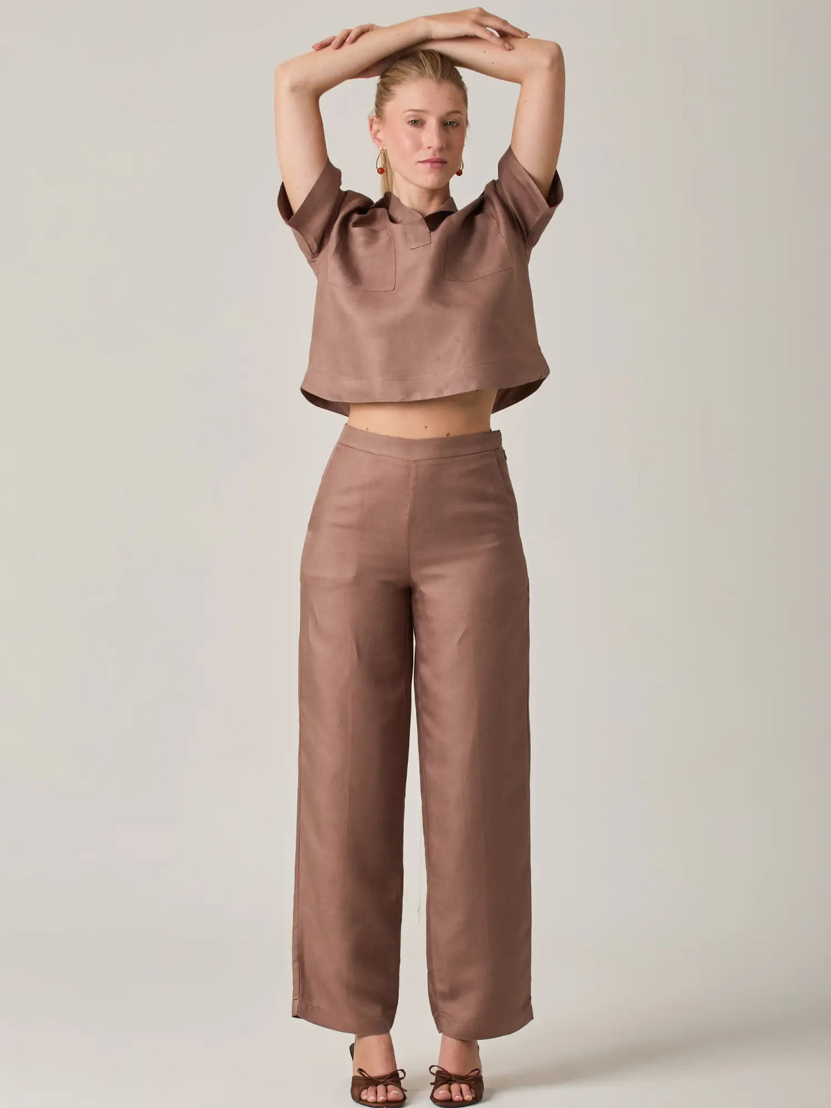 Pantalon largo para mujer en color cafe, diseñado para adaptarse a diferentes estilos y ocasiones. Su diseño limpio y moderno lo convierte en una pieza clave para looks contemporaneos, desde el dia hasta la noche.