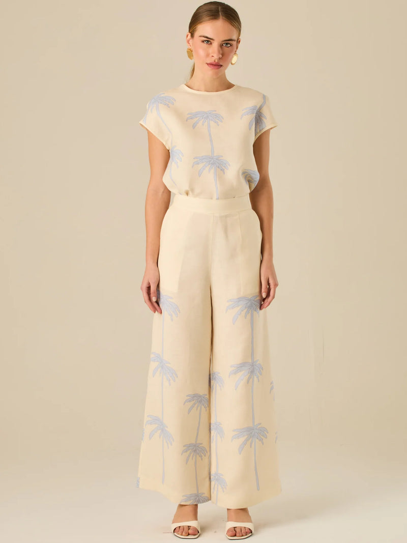 Pantalón de tiro alto con silueta amplia y pierna recta. Confeccionado en tejido liviano y suave, presenta estampado de palmeras a lo largo de ambas piernas que aporta un aire tropical y relajado. Su diseño estructurado combina comodidad y estilo, ideal para días de verano con un toque distintivo.

Detalles:

Color: Sand