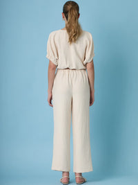 Pantalon largo para mujer con un diseño contemporaneo que aporta frescura y elegancia. Su estructura ligera y color sand lo convierten en una opcion perfecta para looks de primavera y verano con un toque sofisticado.