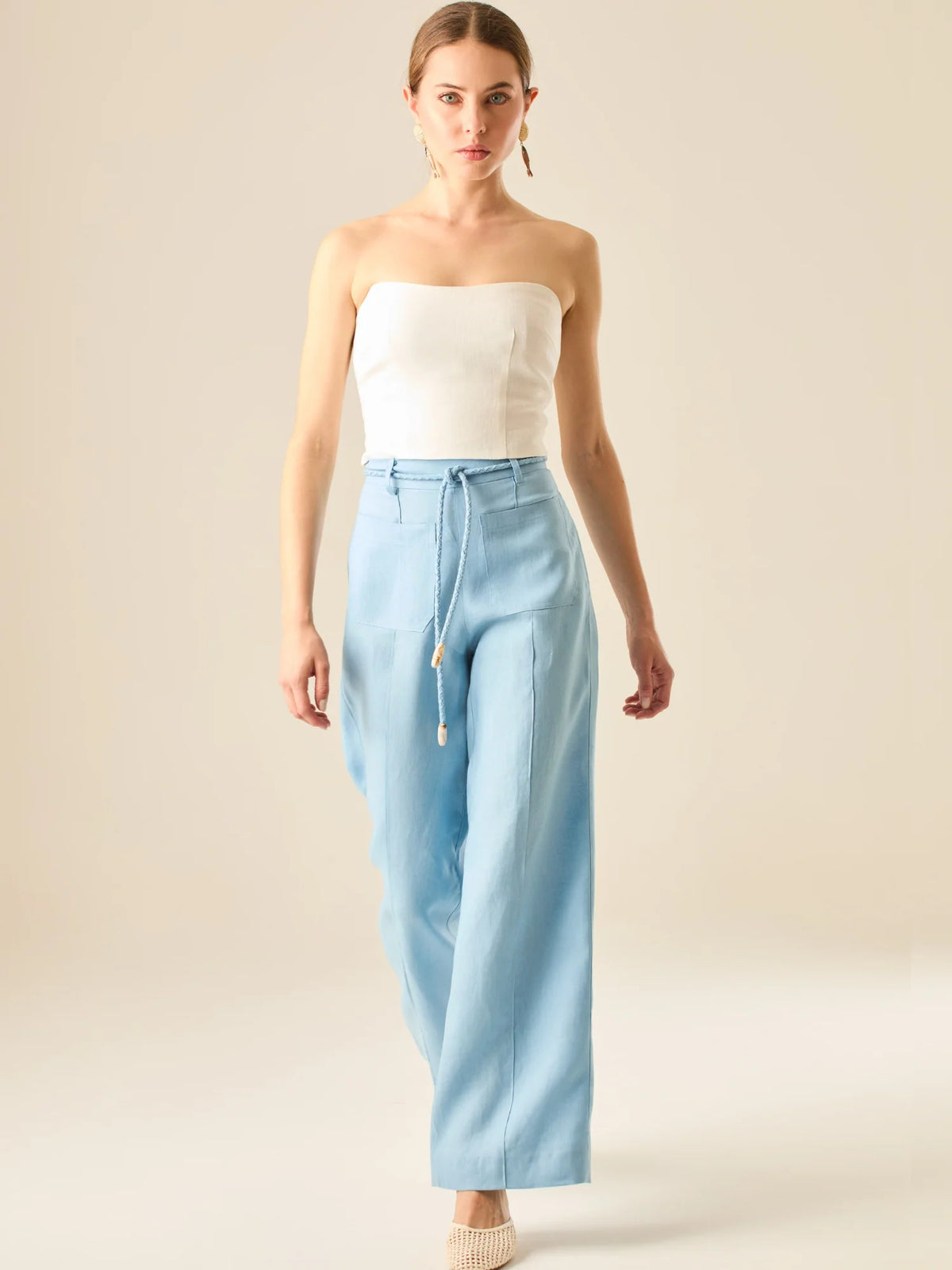 Pantalón de tiro alto con silueta amplia y cintura ajustable con lazo trenzado. Su diseño cómodo y elegante aporta un estilo relajado y fresco, ideal para looks casuales con un toque sofisticado y moderno.

Detalles:

Color: Bbay Blue

Material: 100% lino.&nbsp;

Características: Incluye cinturón a