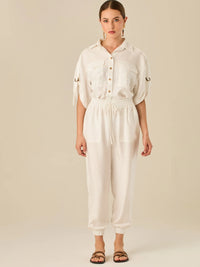 Pantalón jogger de tiro alto con pretina elástica y bolsillos frontales. Su silueta cómoda y ligera lo convierte en una prenda ideal para un estilo relajado, sin perder el toque sofisticado.

Detalles:

Color: Blanco