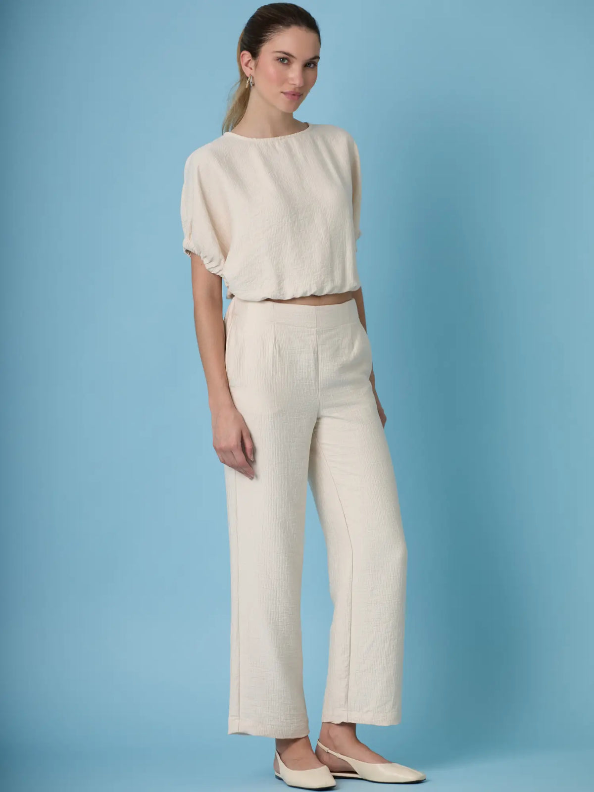 Pantalon sand para mujer que equilibra un estilo casual con un acabado sofisticado. Su caida fluida y corte favorecedor lo hacen ideal para looks relajados pero pulidos, perfectos para el dia a dia o reuniones informales.