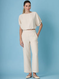 Pantalon san de corte recto diseñado para brindar comodidad y estilo en cualquier ocasion. Perfecto para combinar con blusas ligeras o tops estructurados, este pantalon largo para mujer es un basico imprescindible del guardarropa moderno.