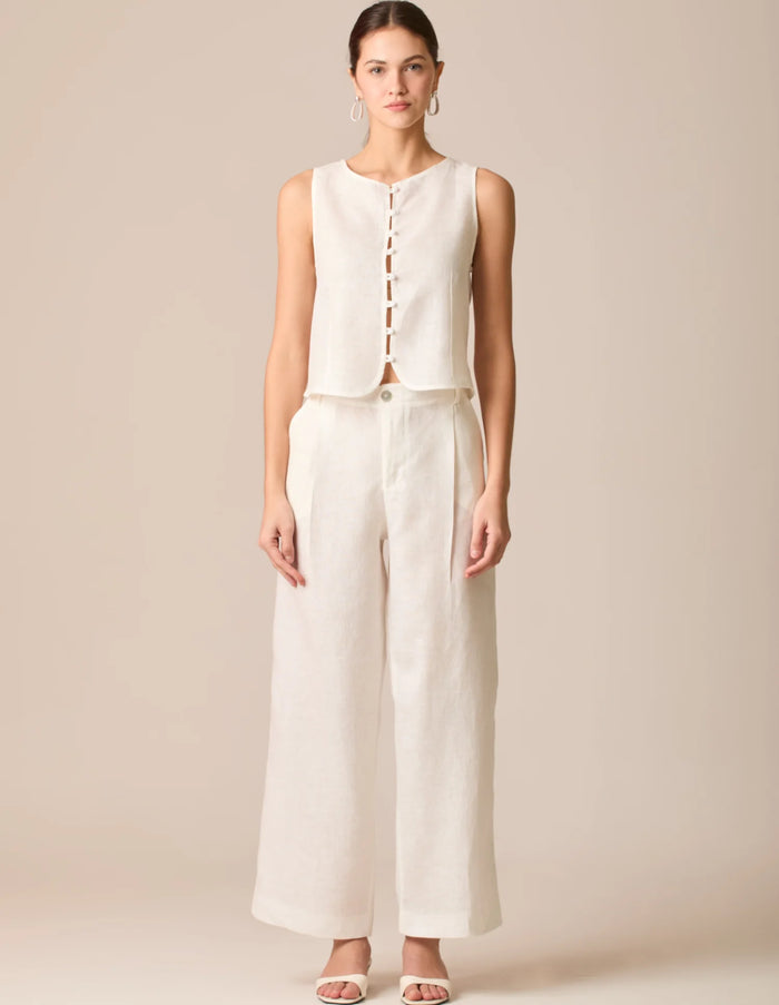 pantalon largo de bota ancha de  color blanco con boton 