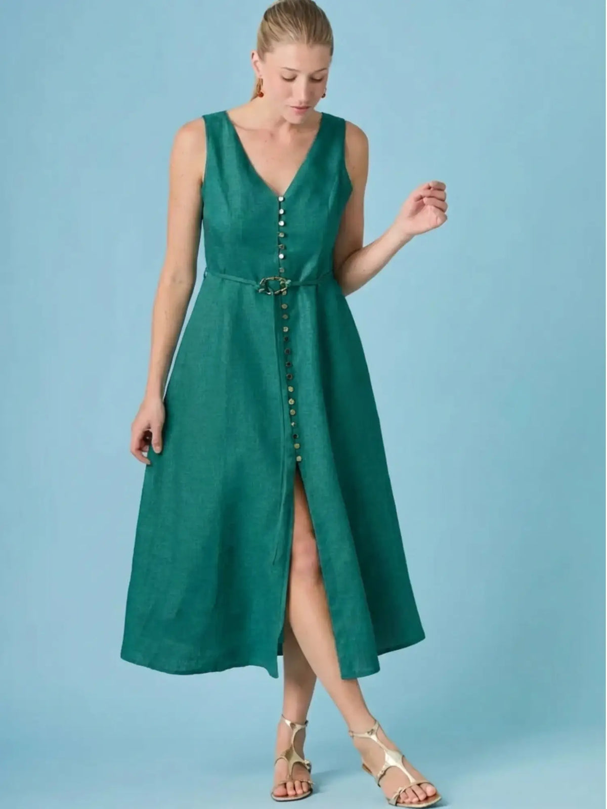 Con un diseño pensado para favorecer la figura, el Vestido Largo Jacques Turquesa ofrece comodidad y sofisticación. Perfecto para combinar con sandalias o tacones según la ocasión.