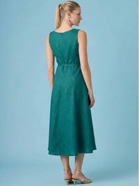 Este Vestido Jacques Turquesa largo es una prenda versátil que realza la silueta gracias a su caída natural y detalles delicados. Ideal para climas cálidos y looks frescos sin perder elegancia.