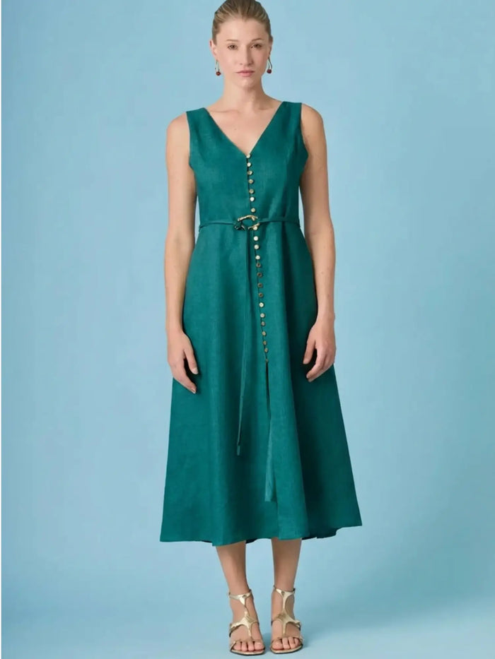 El Vestido Largo Jacques Turquesa destaca por su diseño elegante y femenino, con una silueta fluida que estiliza la figura. Ideal para eventos de día o looks sofisticados de verano, su color turquesa aporta frescura y modernidad.