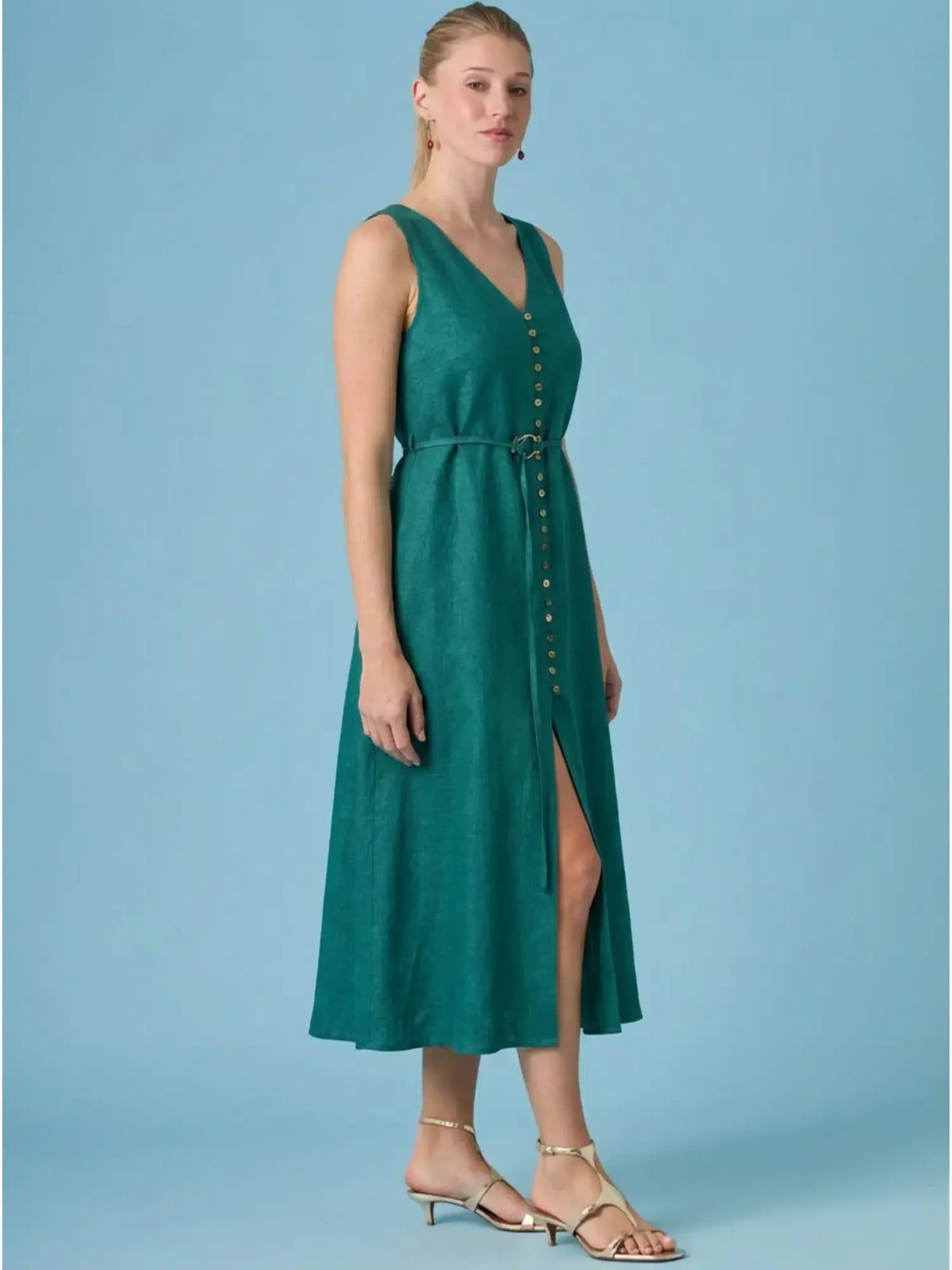 Diseñado para la mujer contemporánea, el Vestido Largo Jacques Turquesa combina un corte favorecedor con un estilo atemporal. Perfecto para ocasiones especiales, reuniones o salidas casuales con un toque chic.