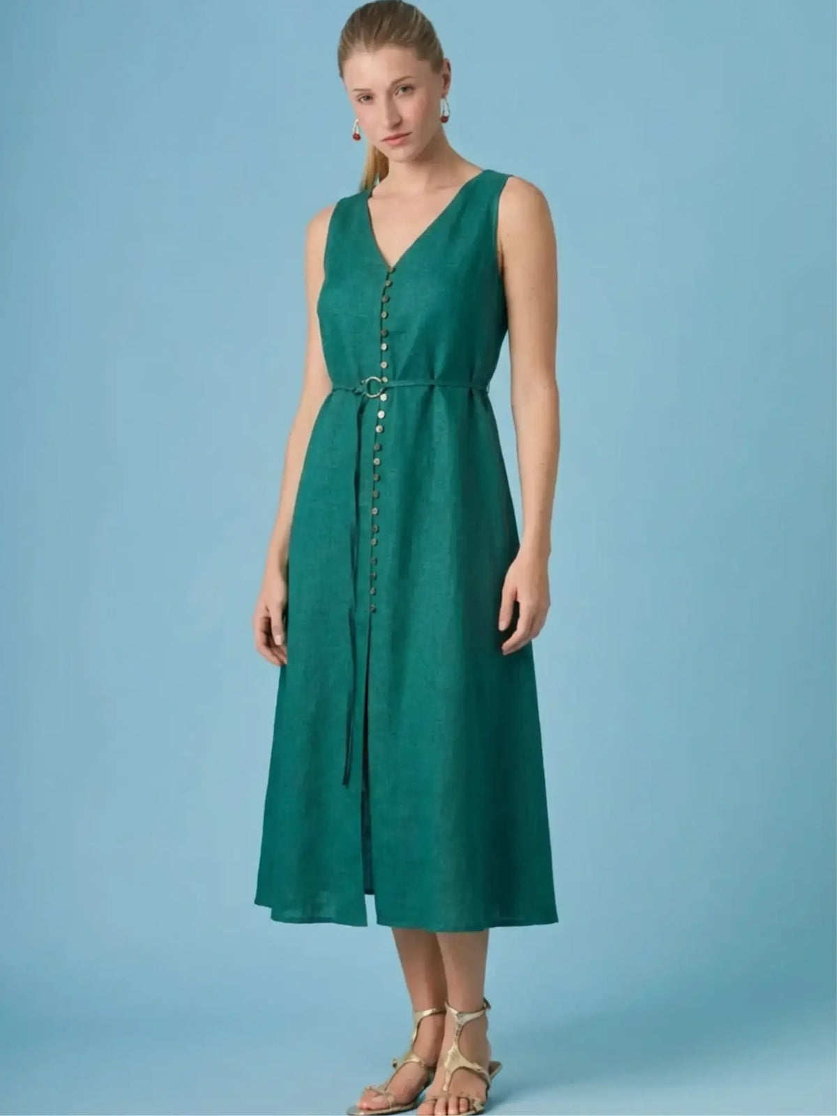 Este vestido largo en tono turquesa es ideal para crear looks elegantes y frescos. El Vestido Jacques destaca por su estilo refinado y facilidad para adaptarse a diferentes momentos del día.