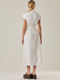 Vestido con mangas con botonadura frontal y cinturón a tono. Tiene bolsillos tipo parche en el pecho que acentúan su aire utilitario, mientras que el largo  y los botones metálicos le dan un acabado elegante y atemporal. Perfecto para un look sofisticado de día.