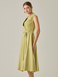 Este vestido sin mangas combina elegancia y sofisticación en cada detalle, su diseño tipo blazer con cierre cruzado realza la silueta con un toque refinado, perfecto para ocasiones especiales. 

Detalles:

Color: Lima

Material: 75% Rayón 25% Tencel.